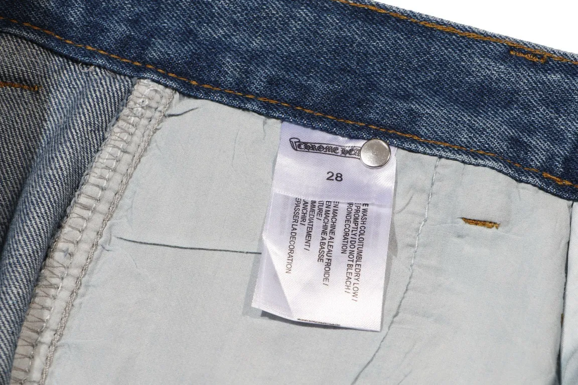P220 Style Number: H472 Chrome Hearts CH Chrome Hearts Heavy Industry Damaged High Street Denim Shorts exude unruly personality and unique charm. Every wear and tear is carefully designed to present a unique artistic feel. Made of imported denim fabric, which has undergone heavy industrial washing and destruction treatment, the trousers show a super cool effect on the upper body, allowing you to dominate the fashion stage.  This is more than just a pair of jeans, it is an expression of attitude. With its unique design concept and ultimate pursuit of details, Croxin breaks traditional boundaries and defines the jeans trend in the new era. The trousers are made of double-layer woven fabric and matched with customized hardware, showing an incomparably beautiful and unique style, making every wearer the focus of fashion. Imported denim fabric, super heavy-duty washed and damaged, the upper body is super cool! Customized hardware, incomparably good-looking model. The production process is difficult. It has a high-street feel. Color: Gray Size: S M L XL